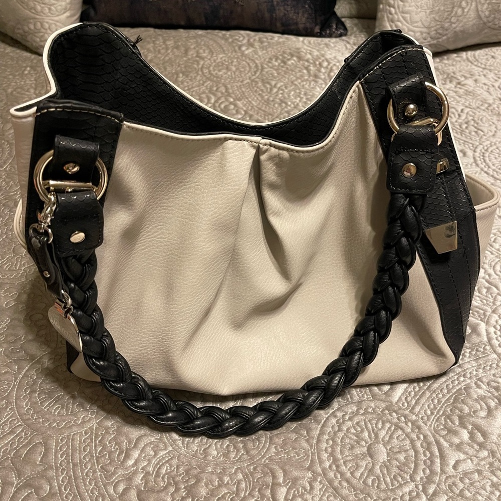 Women’s Jennifer Lopez Handbag in good condition. Pictures show any wear.